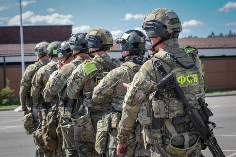 ببینید | لحظه تلخ تسلیم شدن سرباز روس در مواجهه با پهپاد انتحاری اوکراینی ببینید | لحظه تلخ تسلیم شدن سرباز روس در مواجهه با پهپاد انتحاری اوکراینی