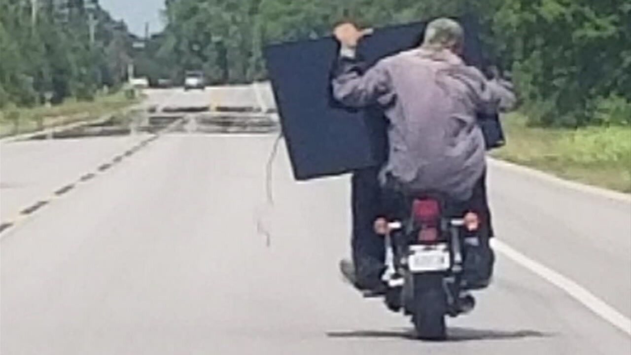 ببینید | لحظه تلخ برای موتورسوار چینی بعد از خرید تلویزیون جدید!