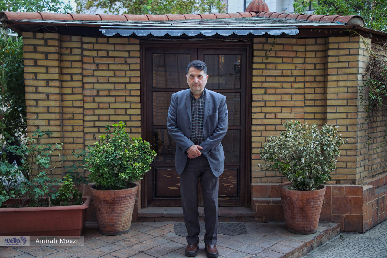 عکس | منت عجیب آقای گزارشگر صدای پژوهشگر تاریخ را هم درآورد! عکس | منت عجیب آقای گزارشگر صدای پژوهشگر تاریخ را هم درآورد!